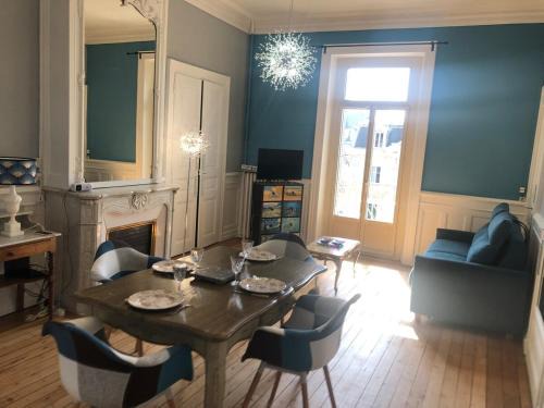 Aix-les-Bains City Center Apartment | Appartement T2 52 m2 l'Ambassadeur centre-ville 1 chambre balcon
