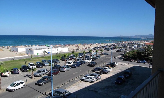 Saint-Cyprien Plage Apartment | Appartement T2 rénové, 4 couchages, parking, face plage, centre de Saint-Cyprien - FR-1-106-74