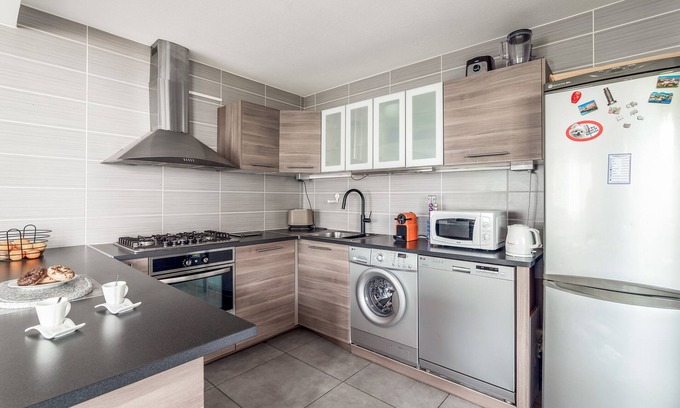 Yves Farge - Le Fleuve Apartment | Appartement Tenente - Welkeys