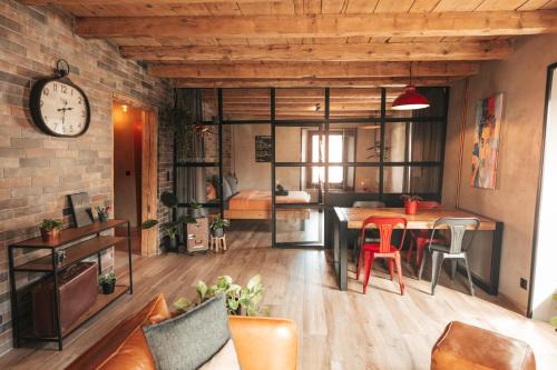 Travers Apartment | Appartement thématique: Voyage Industriel