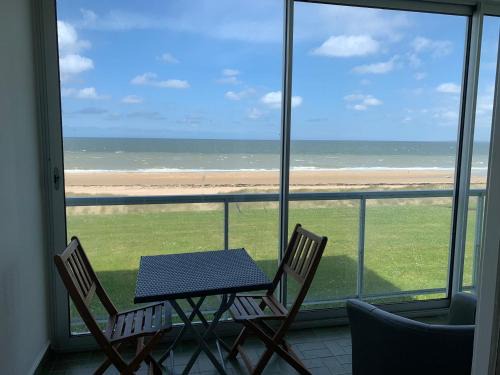 Le Home Apartment | Appartement Varaville: Face à la mer avec loggia et parking privé, 4 pers. - FR-1-487-306