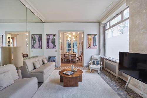 Quartier de l'Ecole-Militaire Apartment | Appartment St Germain des pres by Studio Prestige