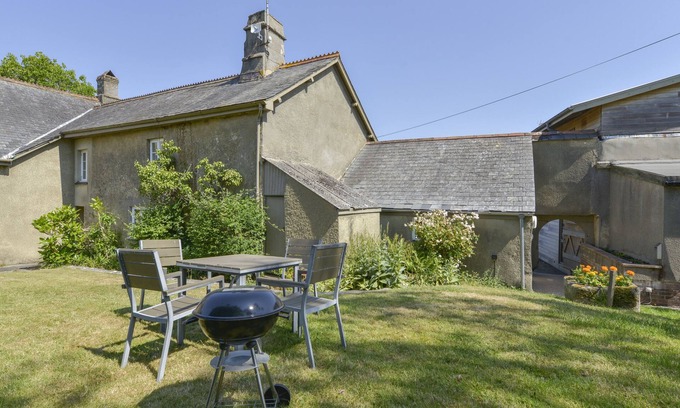 Teigngrace Cottage | APPLE BLOSSOM, pet friendly, with pool in Newton Abbot