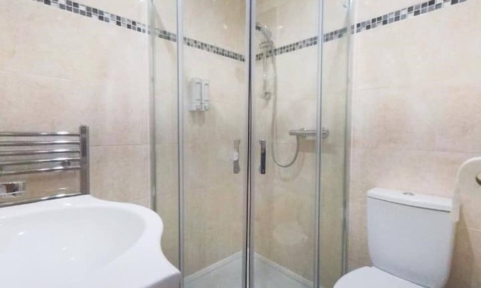 Hillingdon Apartment | Apple Garden A-3