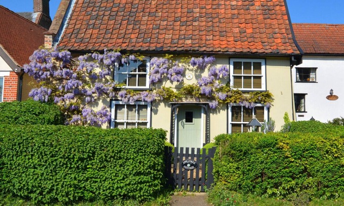 Saxlingham Nethergate House | Apple Tree Cottage - Two Bedroom House, Sleeps 4