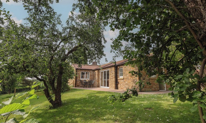 Low Catton Cottage | APPLE TREE COTTAGE, family friendly, with a garden in York
