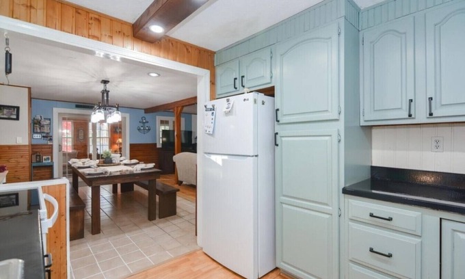 Laconia Apartment | Apres House – Sleeps 12 in Heart of Lakes Region!