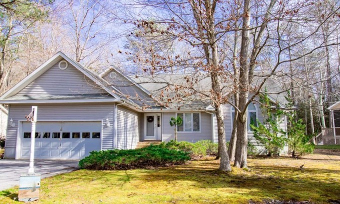 Ocean Pines House | April Home - 3 Bedrooms, 2 Baths, Sleeps 8, Non Group Rental