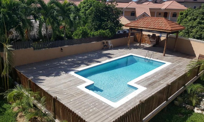 Beverly Hills Apartment | Apt 12, Executive Suites JA - Palms