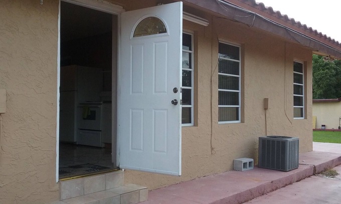 Tamiami Apartment | Apt 2 Q Beds 1 twin, Kitchen ,After 2 guests 15 dollars per person x night