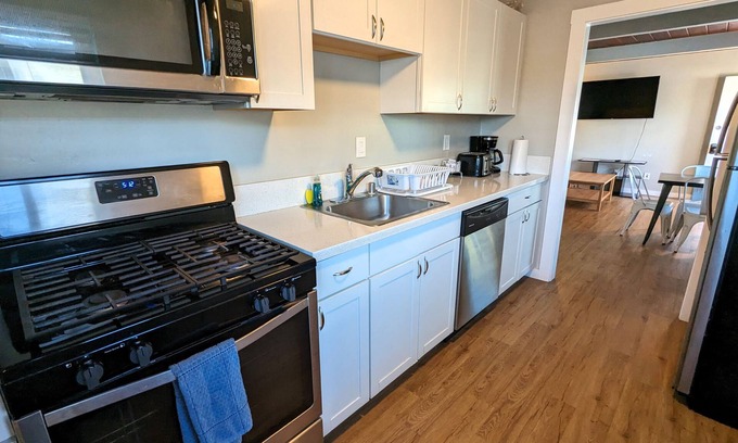 Logan Heights Apartment | Apt #3, 2 bedroom /1 bathroom, 8 min to Downtown!