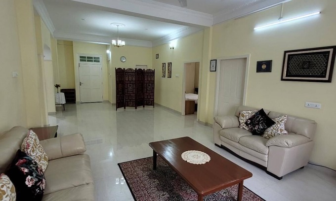 Toli Chowki Apartment | APT 8 3-bedroom apartment in adorable Hyderabad with WiFi, AC