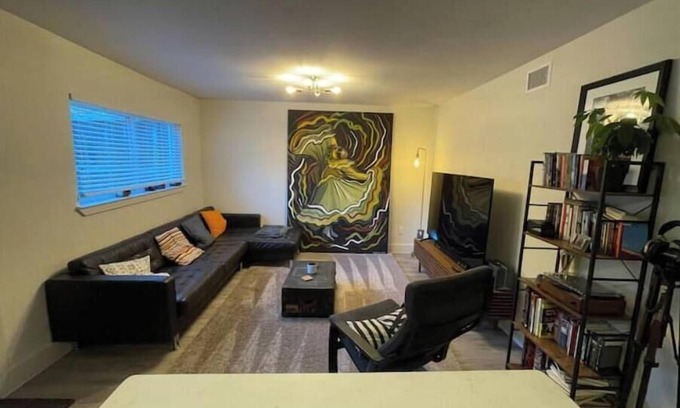 Hyde Park Apartment | Apt in the Heart of Montrose! sleeps