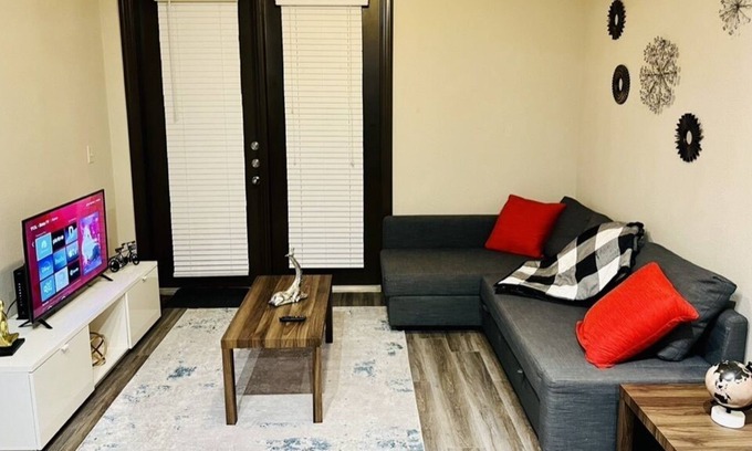 Grogan's Mill Apartment | Apt Walkable to Towncenter/ FREE Park/ Pool/ Gym