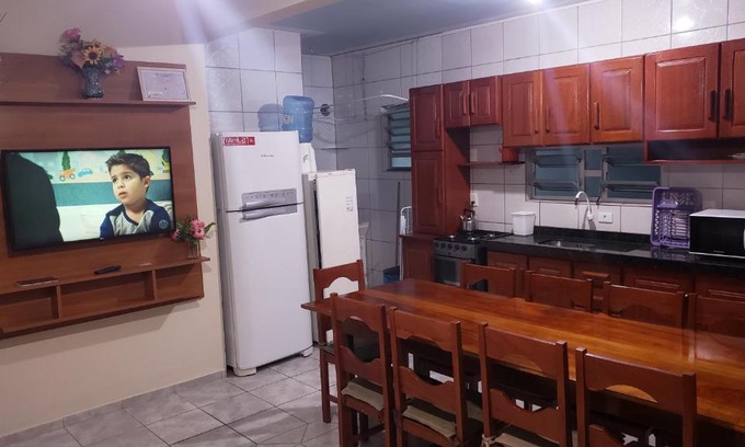 Enseada Apartment | Apto 3 quartos, 12 pessoas, ar, wifi, prox 3 praias.