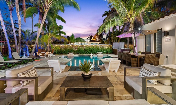 Hollywood Lakes House | Aqua Haven- Stylish Getaway With Pool and Jacuzzi