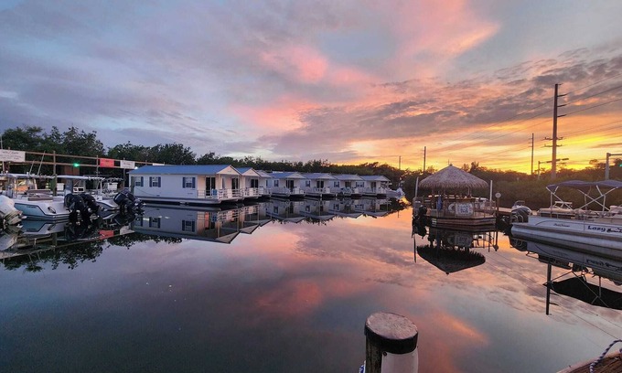 Key West Boat Rental | Aqua Lodges at Hurricane Hole Marina
