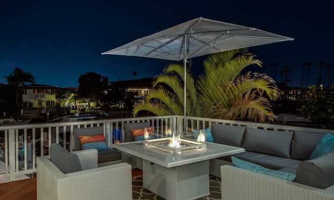 West Newport House | Aqua Sea Luxury Villa On The Harbor 2 Blks To Beach! W/Central Air/Boat 4 Rent