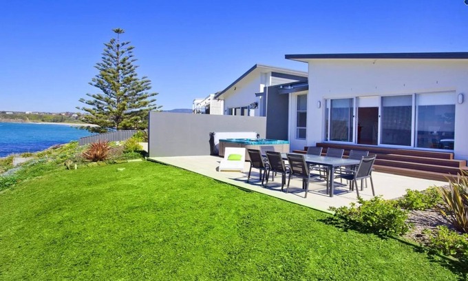 Kiama Downs House | Aqua - views over Jones Beach