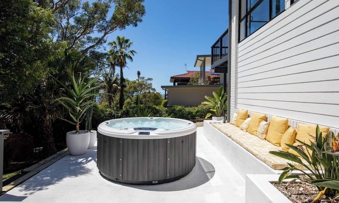 Macmasters Beach House | Aqua Vistas Coastal Gem with Serene Spa Experience