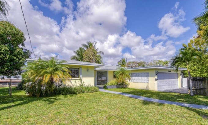 Central Fort Lauderdale House | Aquapeace by The Gold Nests