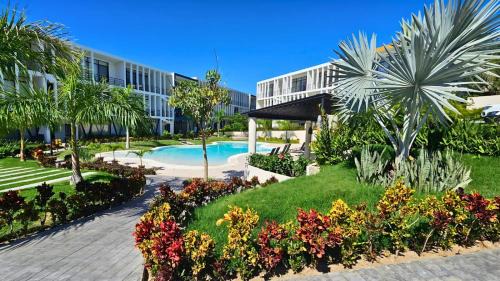 Mezcales Apartment | Araquuna, Chic New Condo, Pool & Balcony By Valléra Homes