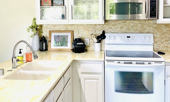 Sunset House | Arboretum 1BR Retreat - Walk to River Trail