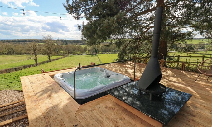 Durham House | ARBOUR HOUSE FARM BUNGALOW, pet friendly, with hot tub in Durham