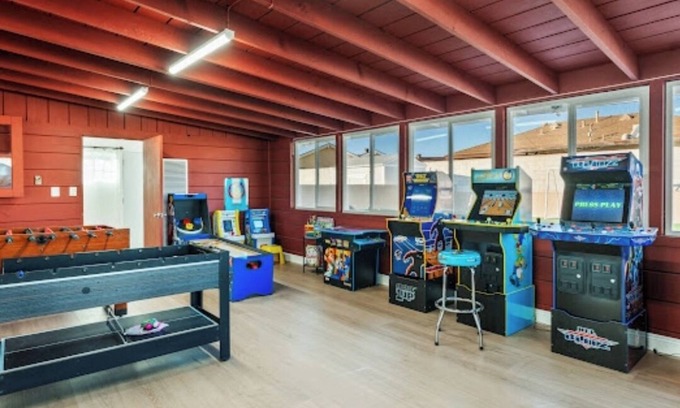 San Bernardino House | ARCADE, MINI GOLF, SOCCER, GAME ROOM, FIRE PIT, SWINGS, PRIVATE Parking