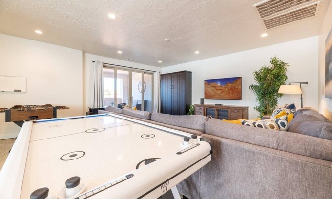 Santa Clara House | Arcadia 46 🌺 PRIVATE Fire Pit + Hot Tub! Arcade * Air Hockey * Sleeps 27
