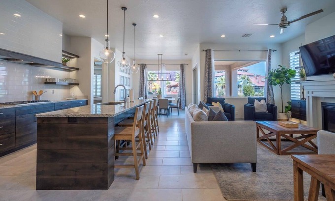 Santa Clara House | Arcadia 6 | BEST POOLSIDE LOCATION * Sleeps 16 * BBQ