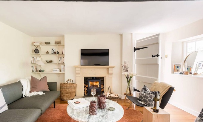 Quenington Cottage | Architect Designed Cosy Cotswold Stone Cottage