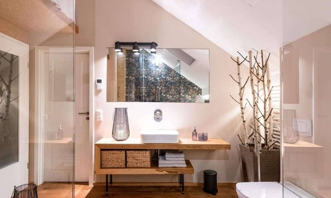 Buhlau Apartment | Architect-designed apartment with sauna and whirlpool tub