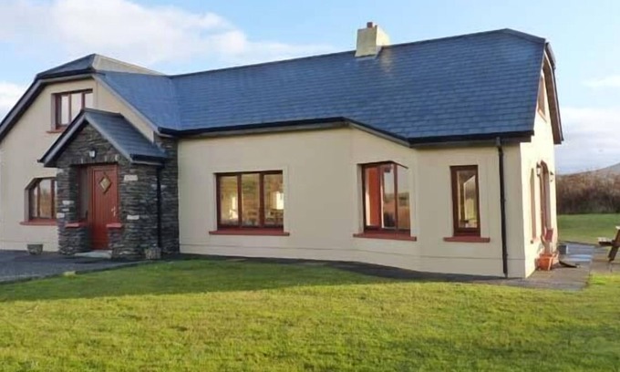 Ballineanig Cottage | ARCHITECT HOUSE, family friendly in Ballyferriter, County Kerry