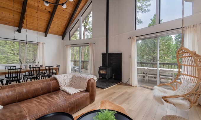 Arnold Cabin | Architect's Retreat- Stylish Chalet in Blue Lake Springs
