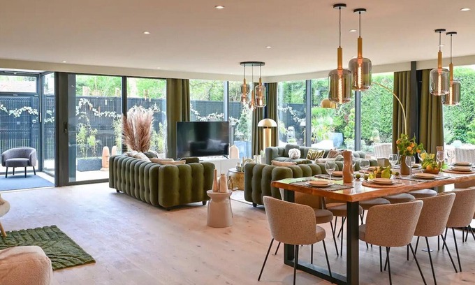 Marcq-en-Baroeul Cottage | Architect Villa in Marcq-en-Barœul with Games, WiFi, AirCon and Parking