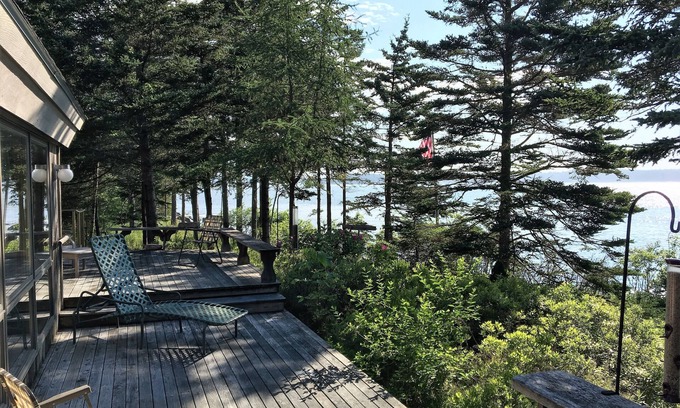 Seawall House | Architectural waterfront home. Wake up by the sea!