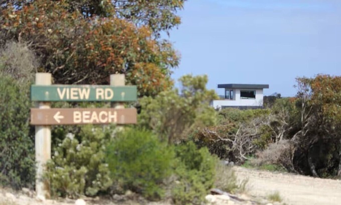 Newland House | Architecturally designed - off grid adventure & close to beach, awesome views