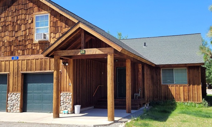 Winthrop House | Arctic Dream-Sleeps 8, Close to Downtown Winthrop and Ski Town Trailhead!