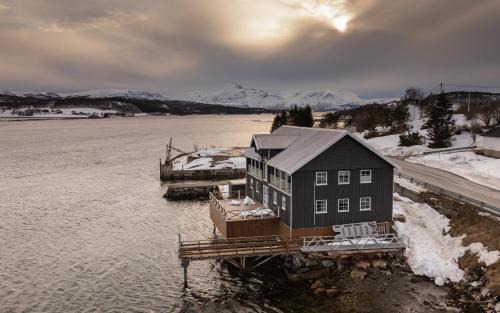 Laukeng Villa | Arctic Seaside Villa