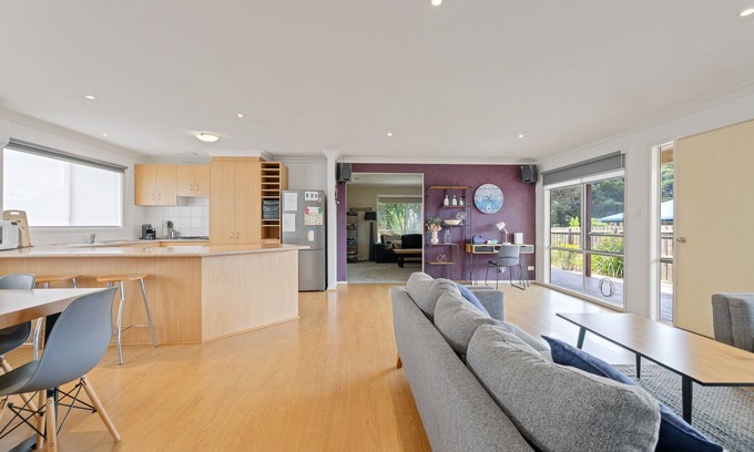 Newhaven House | Area 51 by Ready Set Stay - Close to the Beach & Pet Friendly