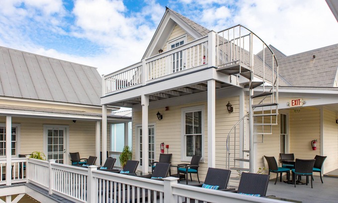 Old Town Condo | ARIA~Adult Only, Treetop King Suite w/Balcony & Shared Pool at Azul Mansion!