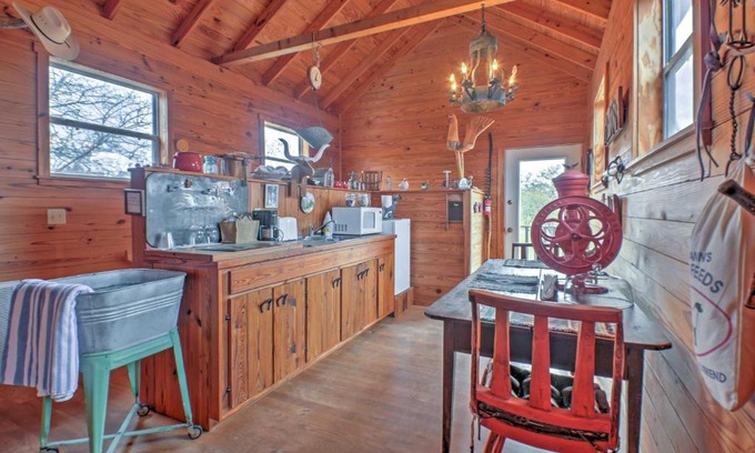 Fredericksburg House | Ark Bunkhouse Fredericksburg Hideaway with Hot Tub