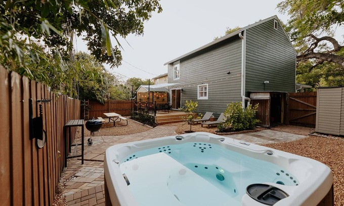 Arlington Park House | ARLI HAUS. Elevated Sarasota Vacation. Hot Tub, 4BR, 2 Kings, 5mi to the beach
