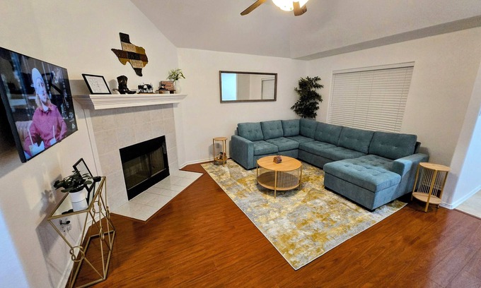Central Arlington House | Arlington Social - Stadium Getaway Home w/Hot Tub 5-Minute Walk to AT&T Stadium