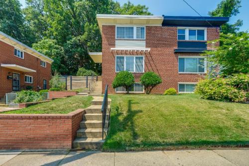 Arlington House | Arlington Townhome with Furnished Patio!