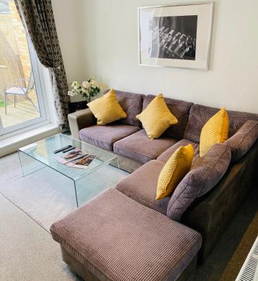 Oxford House | Arma Short Stays 122 - Spacious 3 Bed Oxford House Sleeps 5 - FREE PARKNG For 2 Vehicles - Large Garden