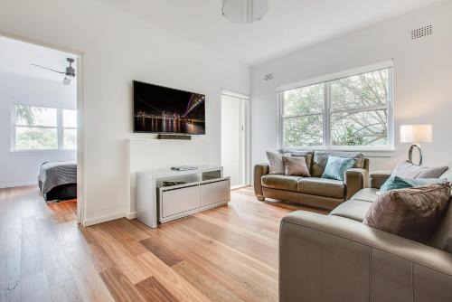 Neutral Bay Apartment | Art Deco 2-Bed Close to City and Harbour