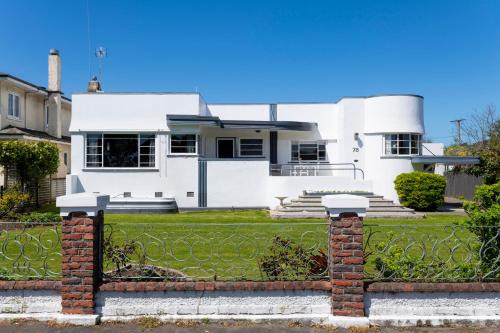Gisborne House | Art Deco Charm - Amazing River Views Inner City