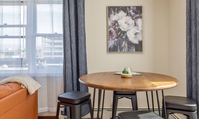 Downtown Anchorage Apartment | Art Deco Downtown 1 Bdrm 2 Beds